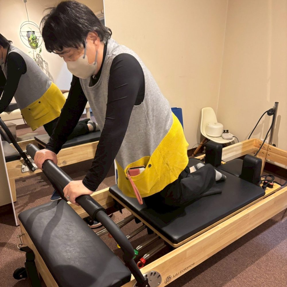 介護予防のピラティスを受ける女性