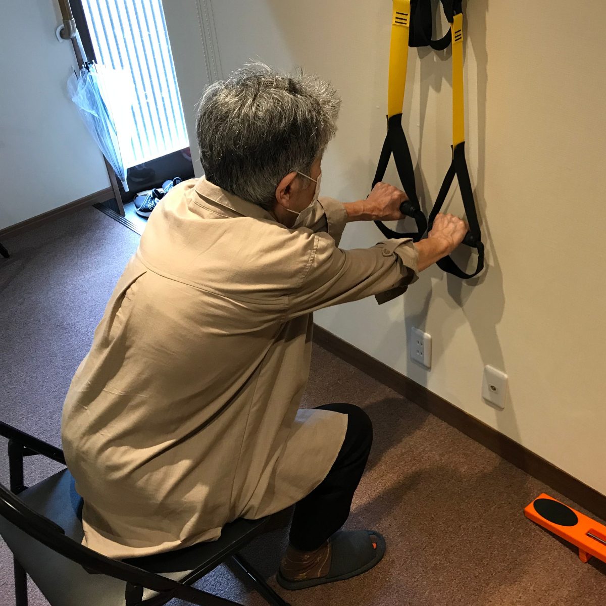 介護予防の運動をやる高齢者