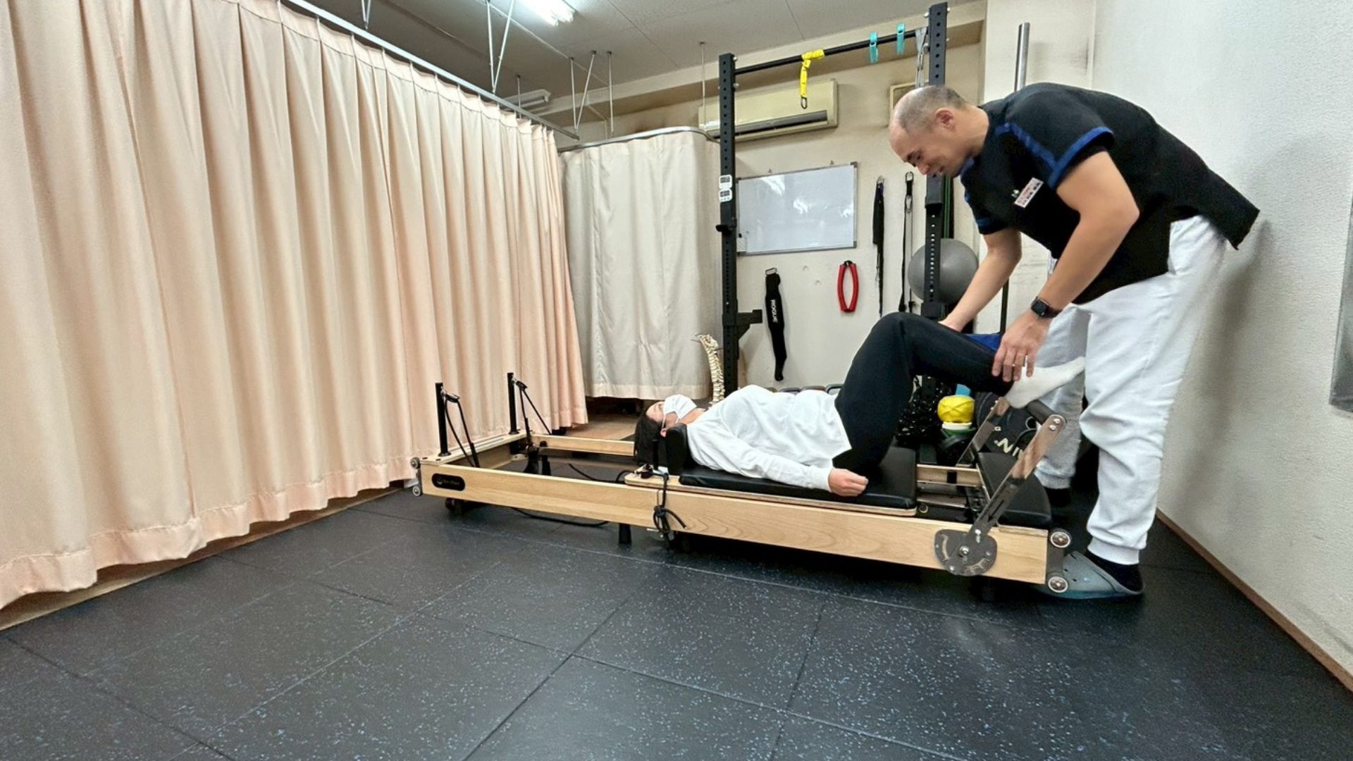 ピラティスをやっている女性