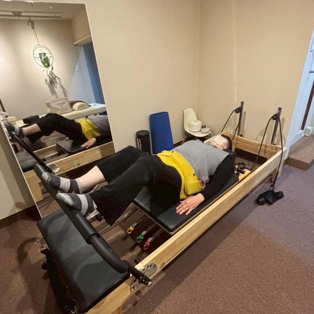 介護予防のピラティスを受ける女性